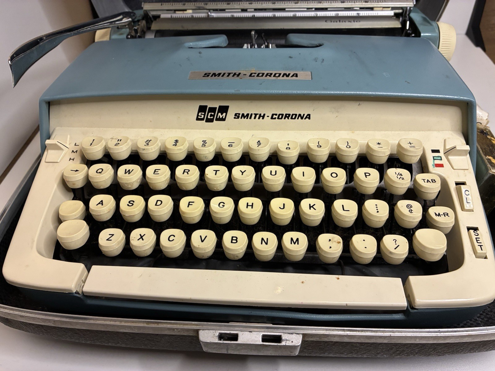 Smith-Corona Galaxie Portable Typewriter Blue/White w/ Carrying Case. as is.