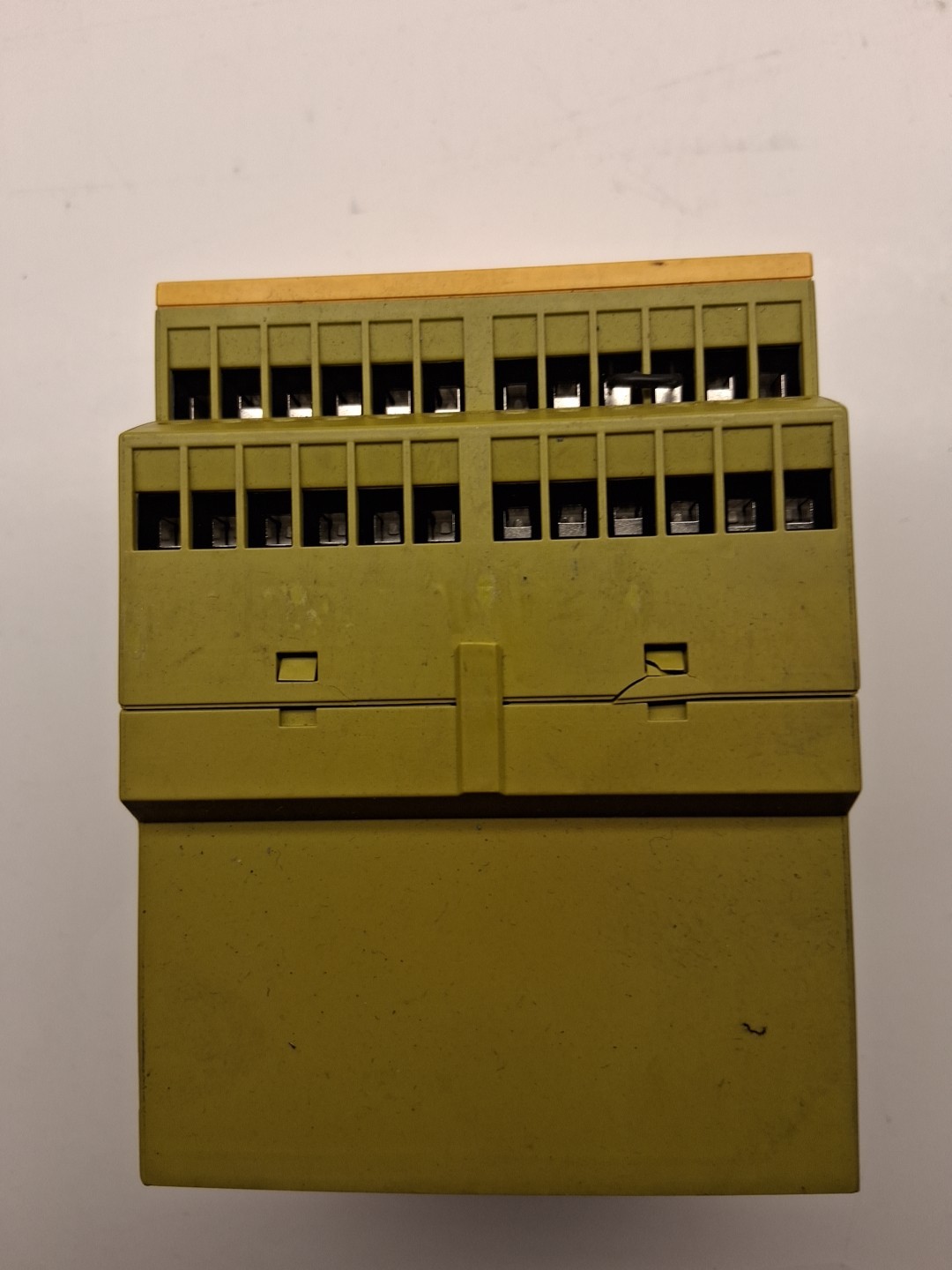 PILZ – SAFETY RELAY PNOZ 11 — 774080 — 24AC/DC 7 x Safety Contacts 1 x Aux