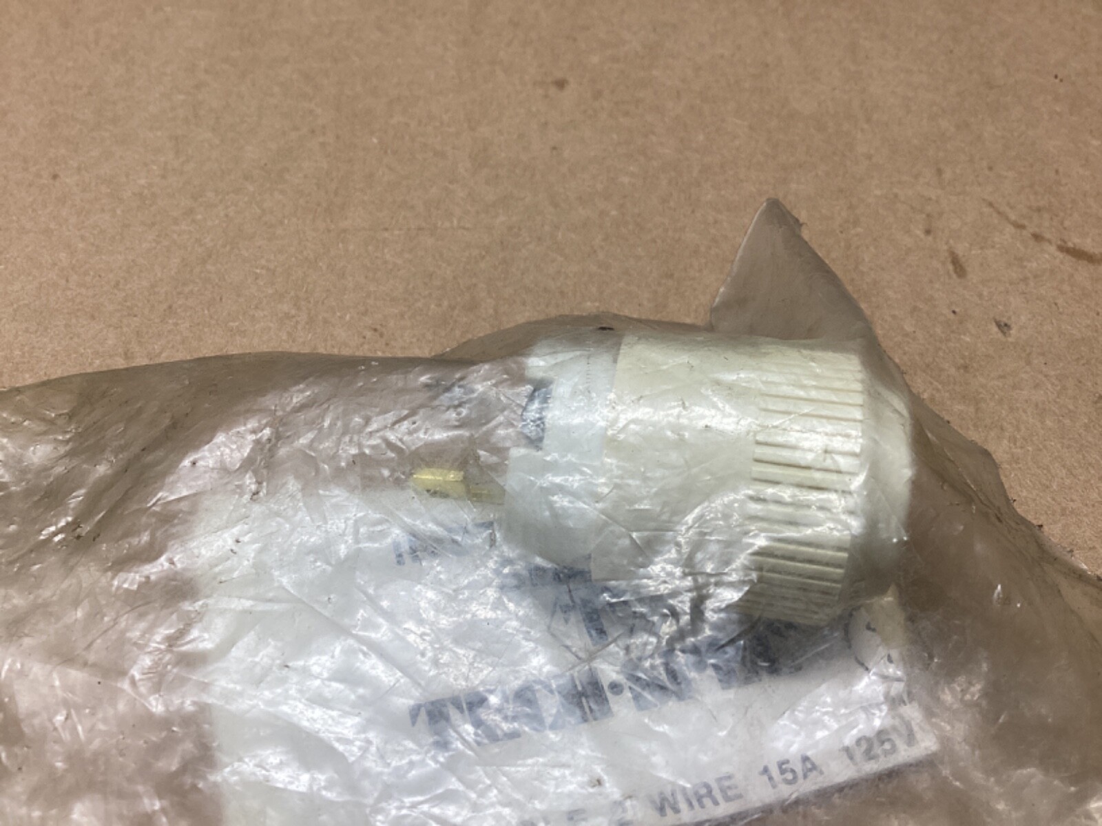 Bryant Midget Locking Plug 2P 2W 125VAC 15A 7465N #126L61