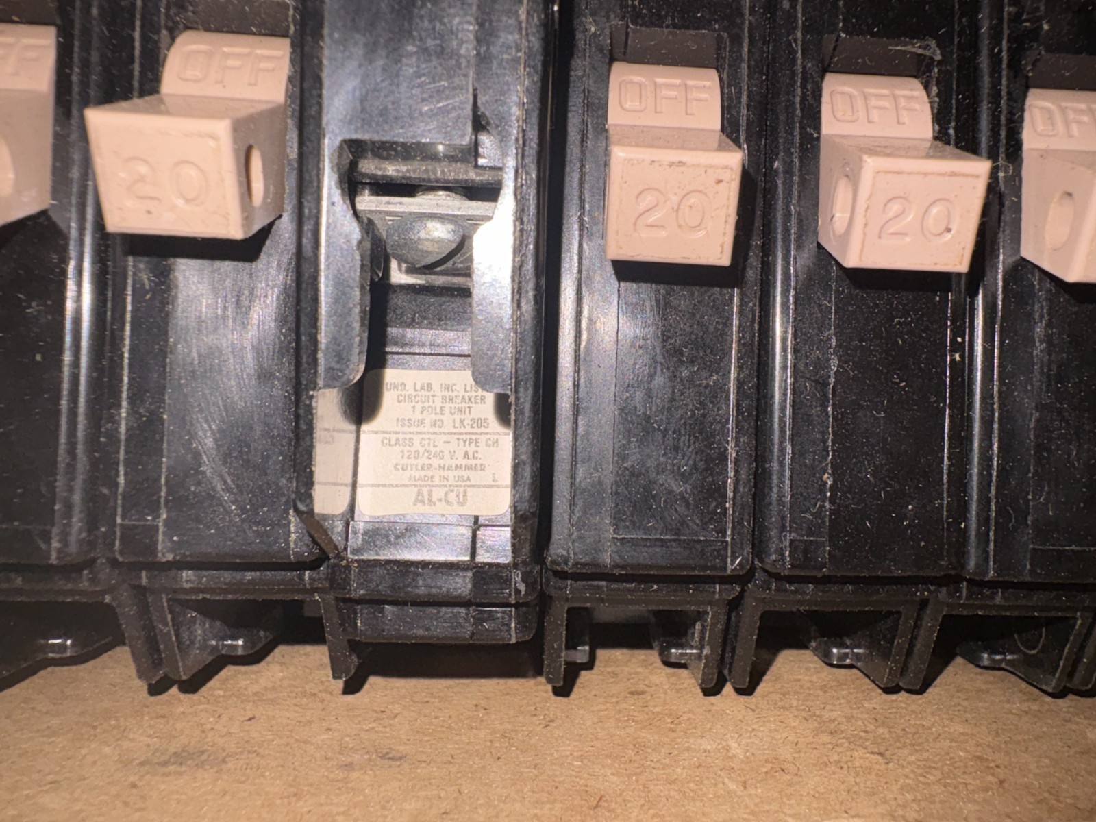 Lot of 10 Eaton Cutler Hammer CH120 CHF120 20 Amp 1 Pole Type CH Circuit Breaker
