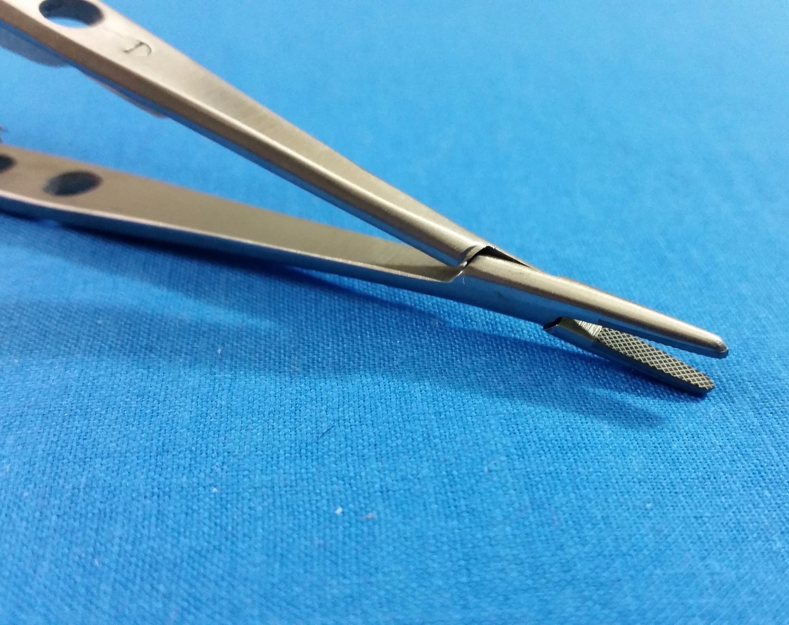 T/C CASTROVIEJO MICRO NEEDLE HOLDER 5.5″ STRAIGHT W/ TUNGSTEN CARBIDE INSERTS