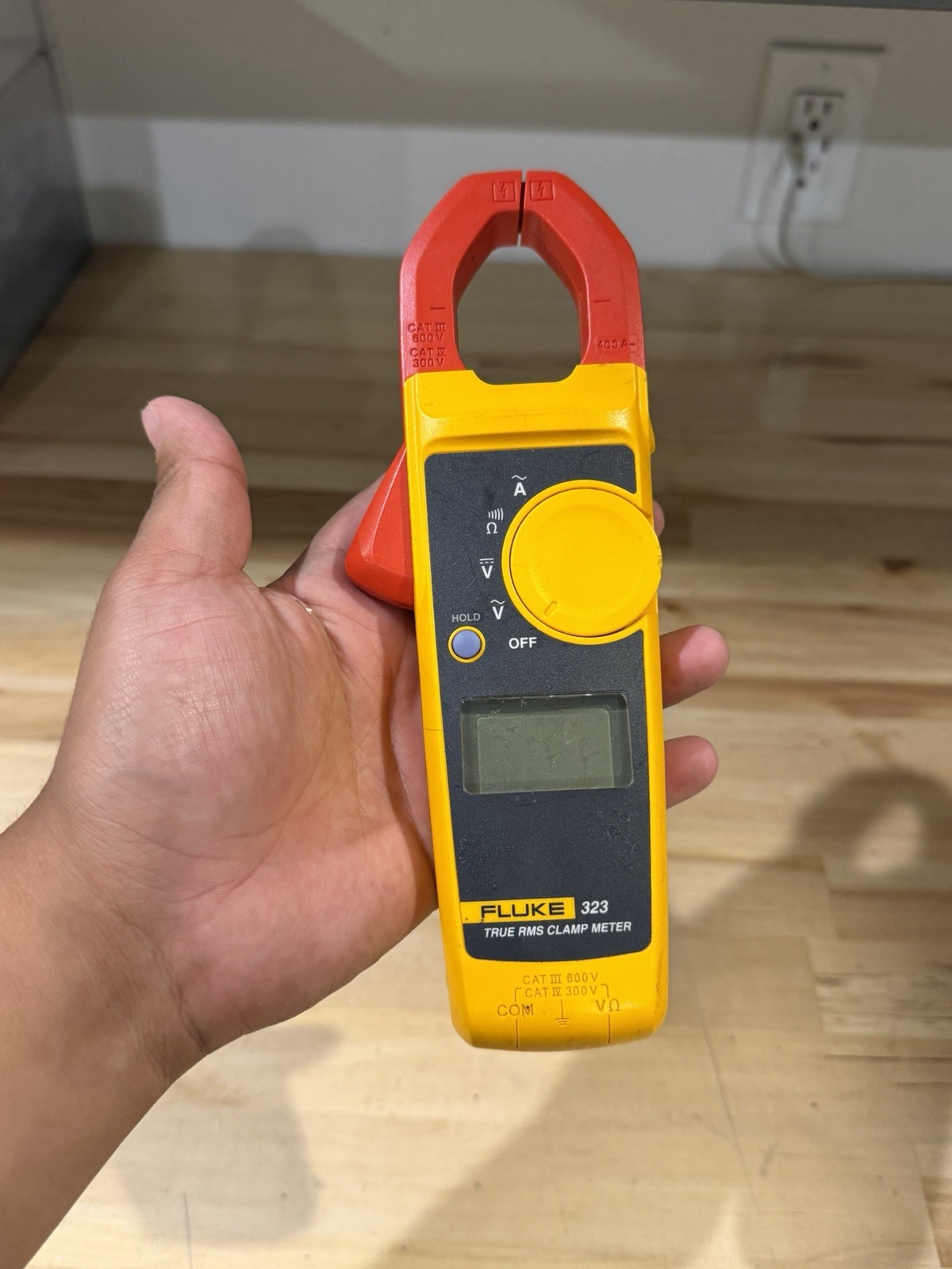 FLUKE 323 TRUE RMS CLAMP METER (PARTS ONLY) FOR PARTS – SHIPS FAST