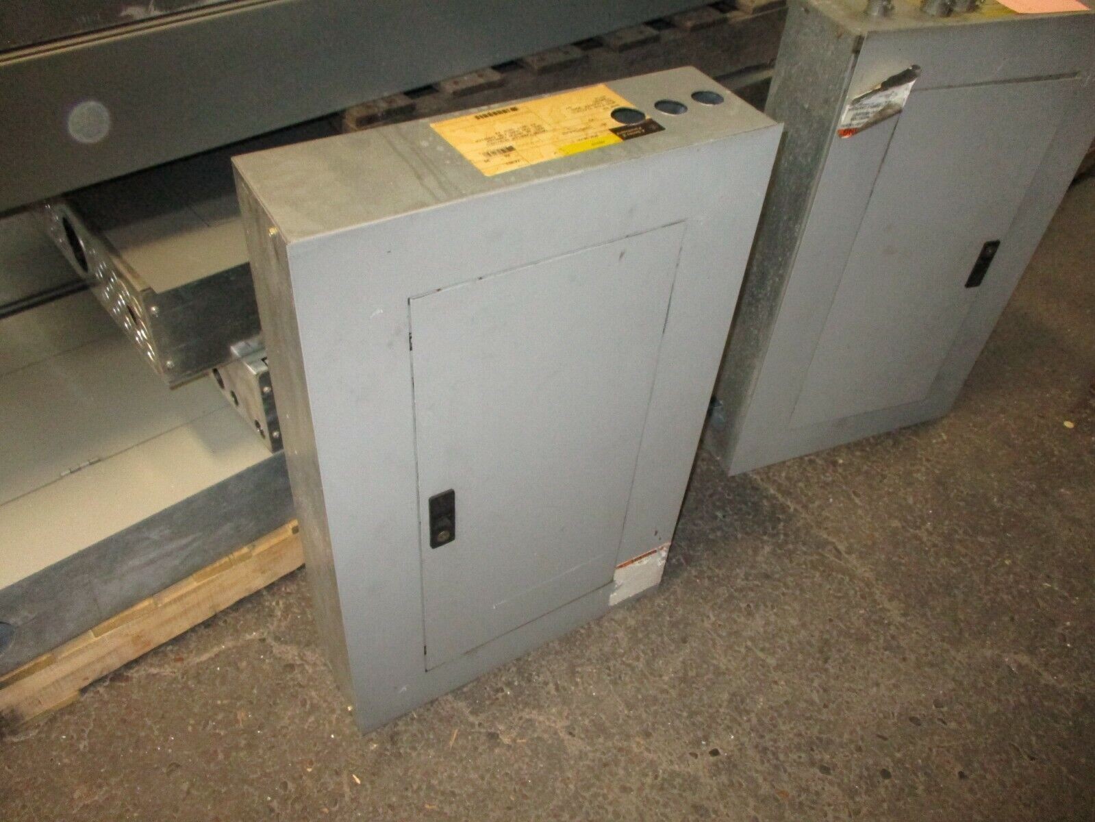GE Main Breaker Circuit Breaker Panel AQF3241ATX 100A Main 208Y/120V 3Ph 4W Used