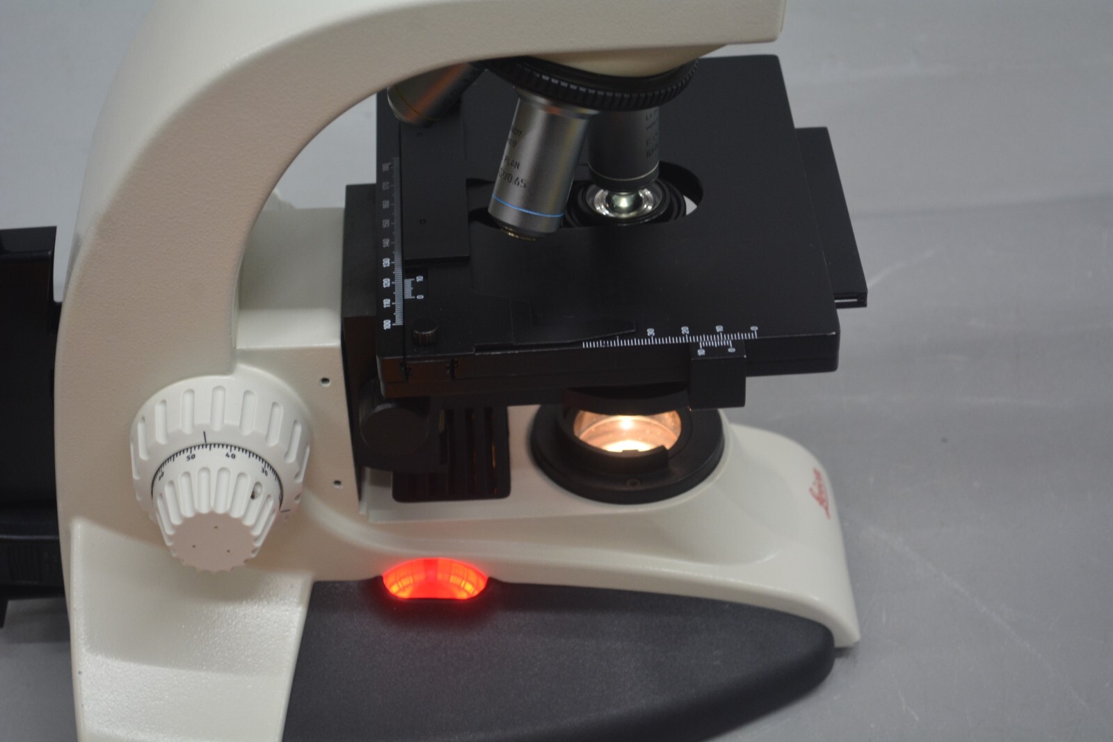 ^ Leica DME Upright Compound Microscope w/ 4x 10x 40x 100x Objectives #X1104