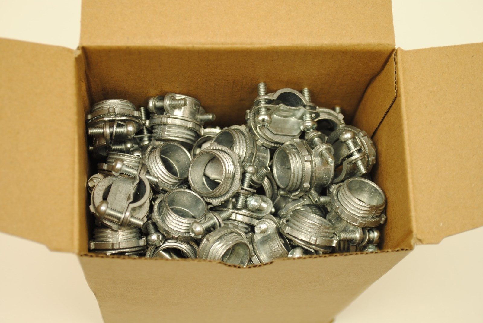 Box of 100 PCS, Trade Size 3/8 Romex Connectors, Die Cast for NM Cable