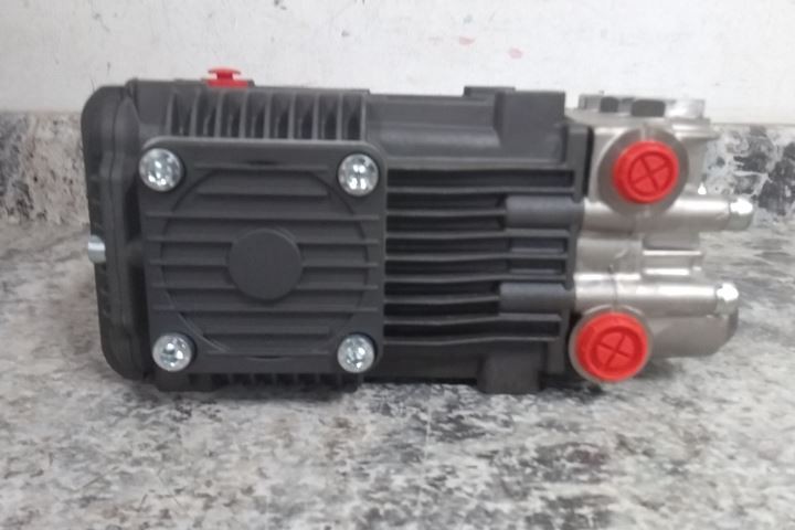 A.R. North America RKA4G40HN-PKG 4000 PSI 4 GPM 1750 RPM Triplex Plunger Pump