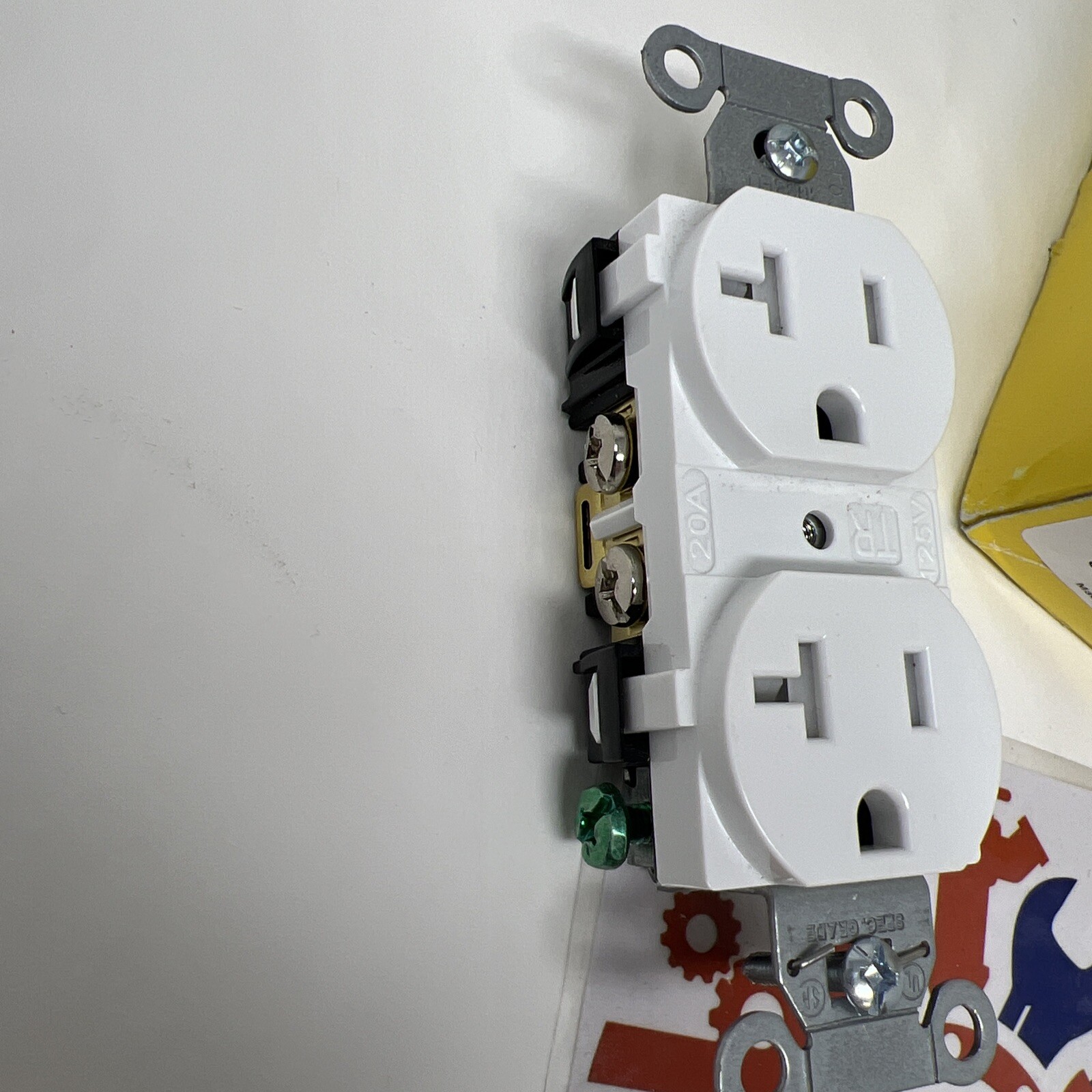 HUBBELL BR20WHIWRTR Receptacle, Duplex 20A 5-20R 125V White Back & Side Wired