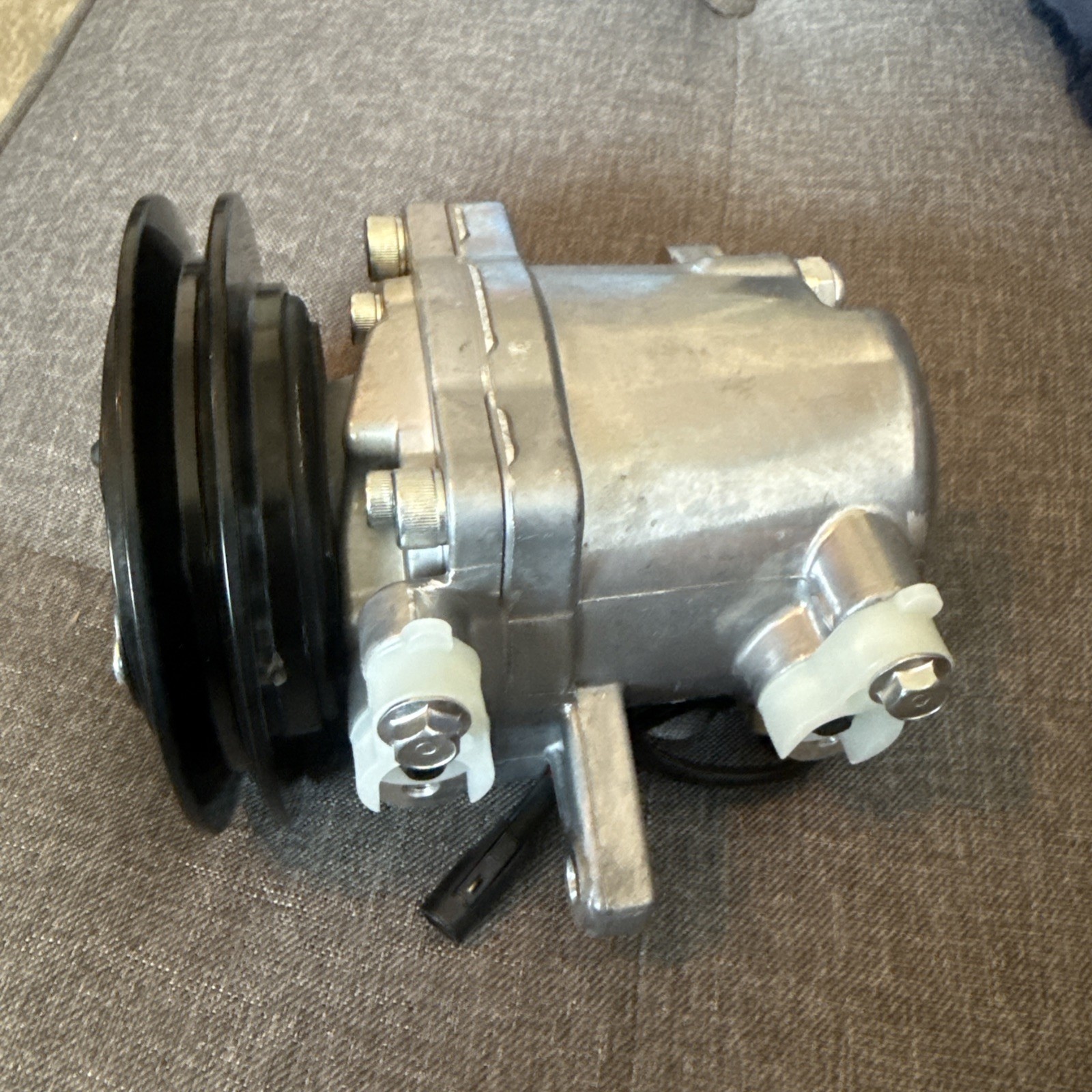 Kubota AC Compressor RD451-93900 SVL75-2C SVL90C SVL95-2SC SVO7E 12V FREE SHIP