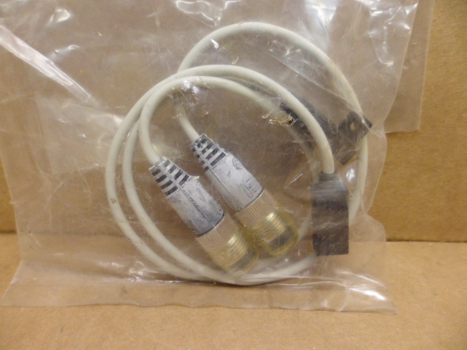 SMC D-J79W PROXIMITY SWITCH/SENSOR WITH INDICATOR LIGHT LOT OF 2 12-24 VDC NOS
