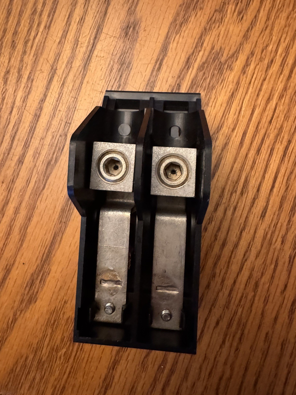 ! NEW ! GE THLK2200 2 Pole Feed-thru Lugs 120/240VAC