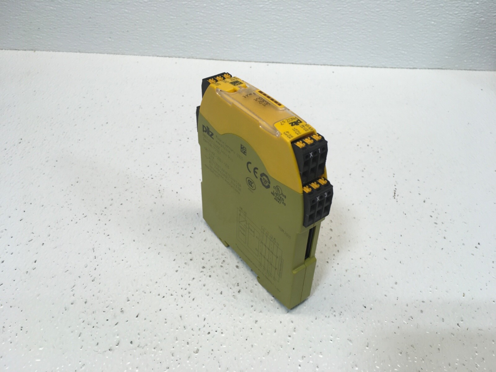 Pilz PNOZ S7 C 4 N/o 1 N/c 751107 Safety Relay