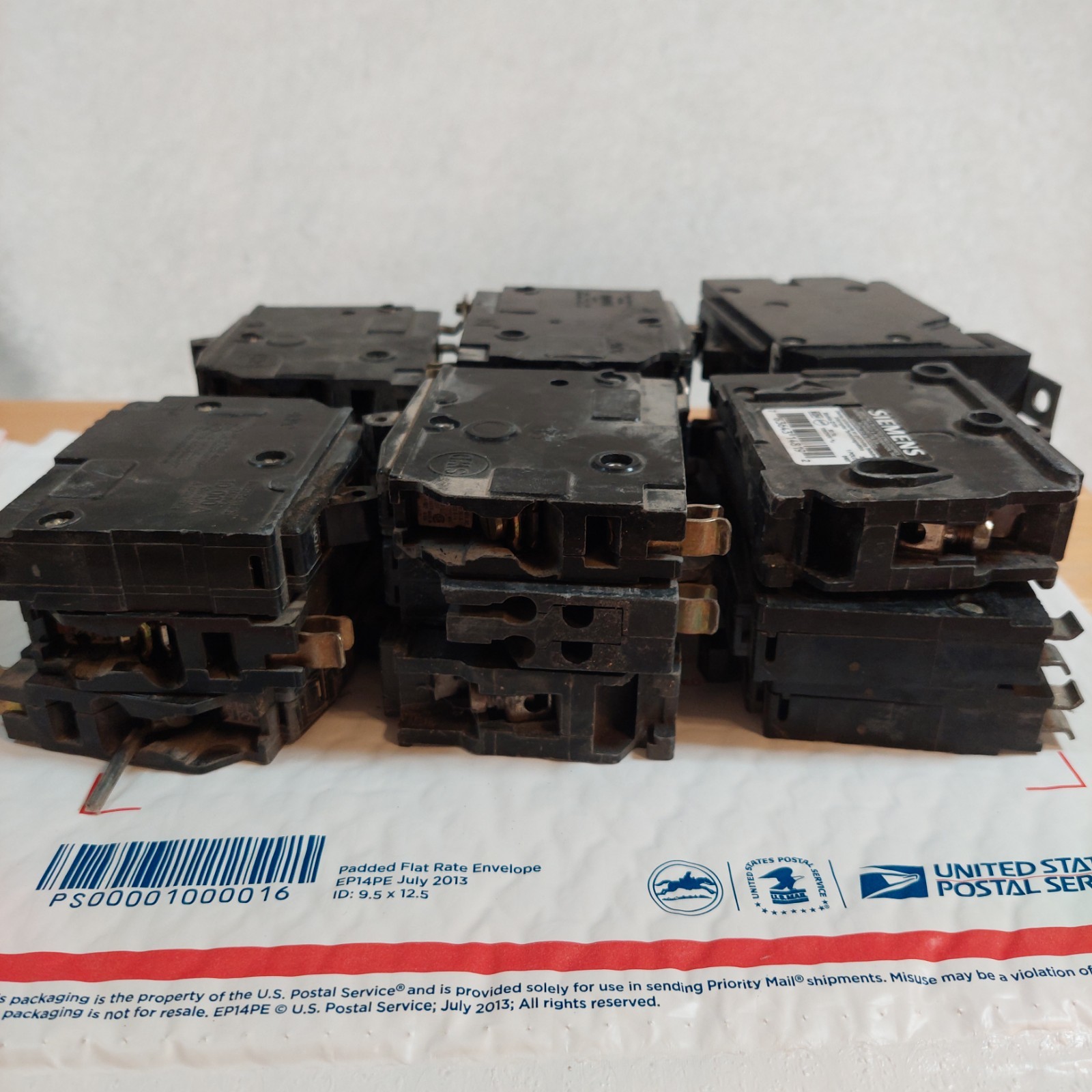 Circuit Breakers Lot 8.5lbs, 33 assorted Single Phase Breakers 20 – 40 Amp Lot