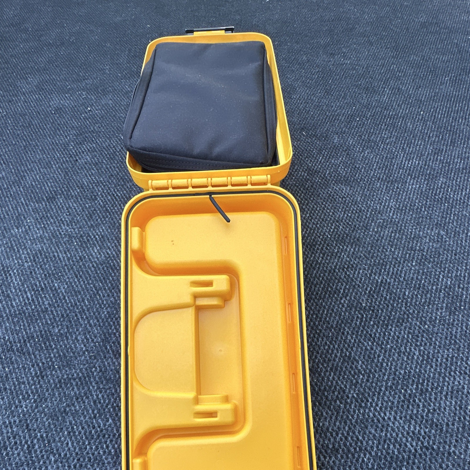 Fluke 175 True RMS Multimeter 6000 Count CAT III 1000V w/ Leads & Case