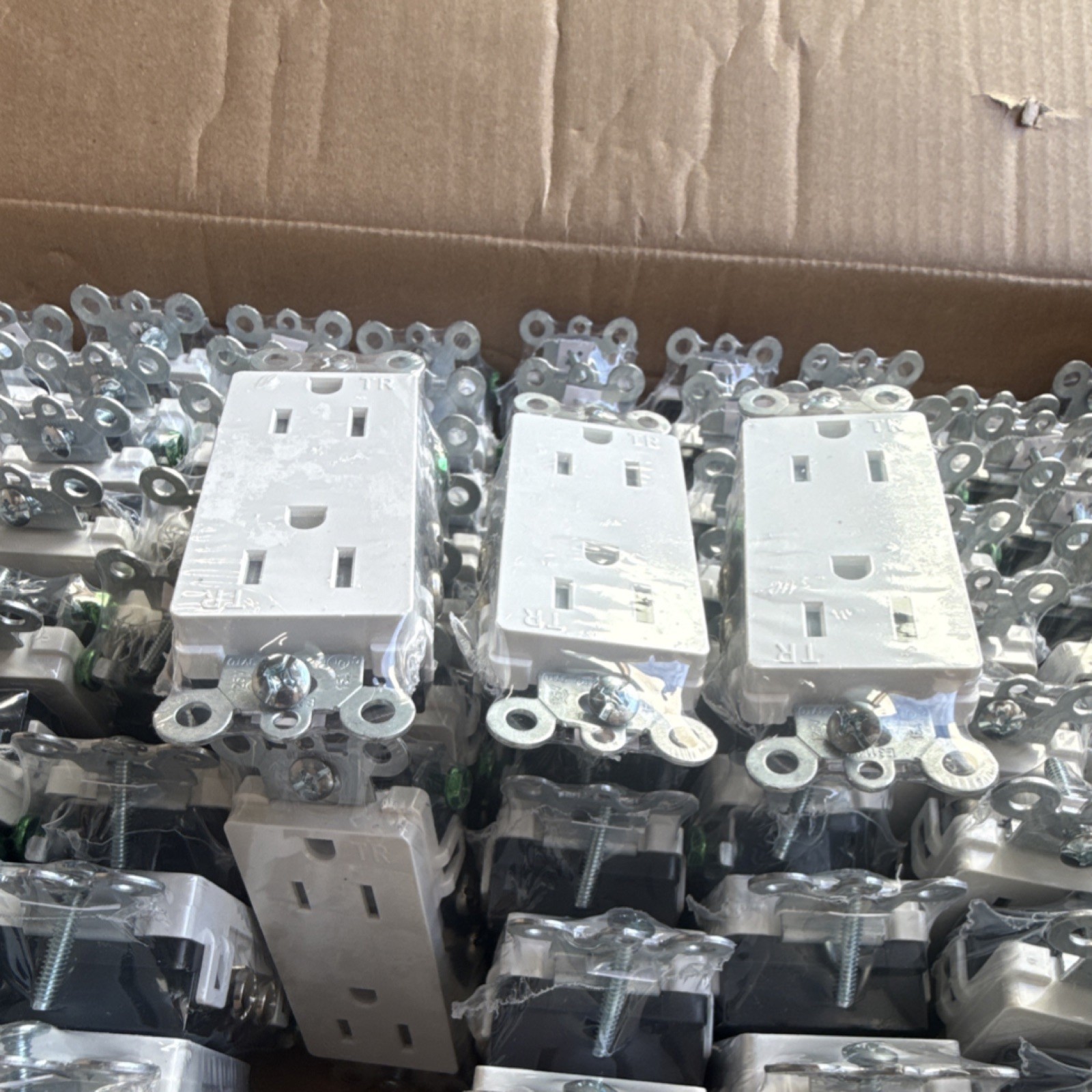 TENZA Tamper Resistant Decorator Outlet 15A 125V CRB-15T-100N 100 Pack