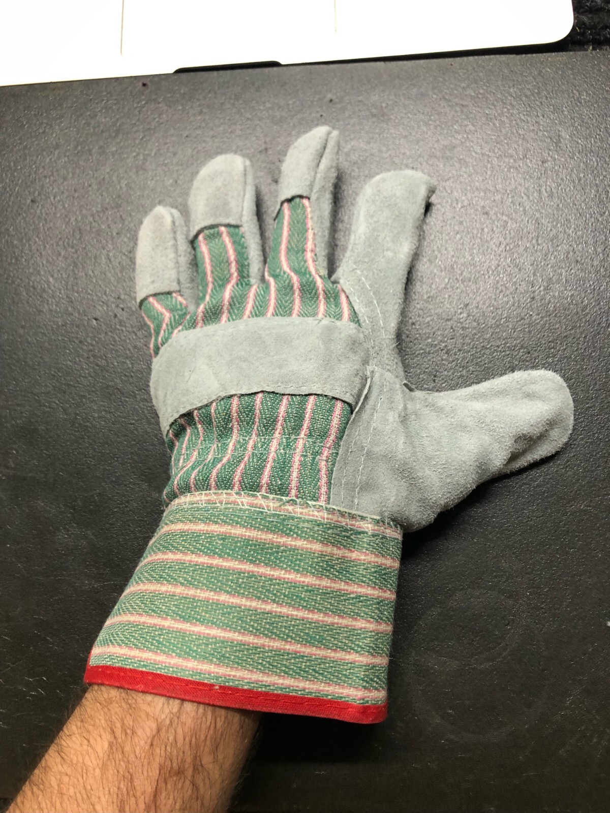 12 PAIRS. 1 DOZEN SHOULDER COW SPLIT LEATHER PALM GLOVES. SMALL. KNUCKLE STRAP