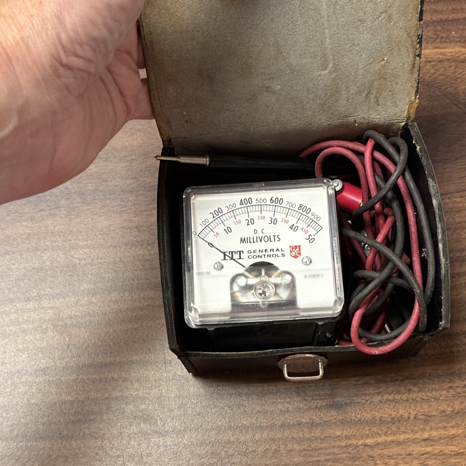 ITT General Controls DC Analog Millivolt Voltmeter 0-50/0-900 mV w/ Leads Case