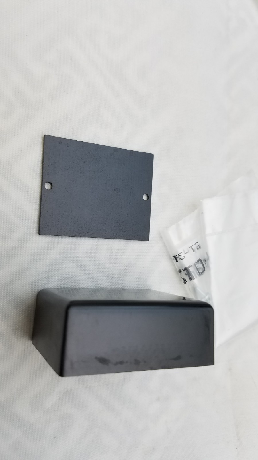 2 (lot) 2105 PENOLIC BOX PLASTIC ENCLOSURE, PROJECT BOX, 1.75″-1.44′-.69″ COVER
