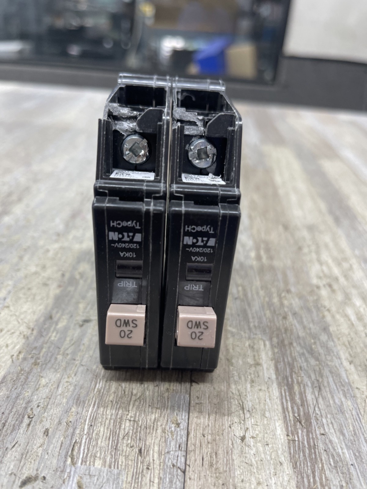 LOT OF 2 Eaton CHF120 20 Amp 1 Pole 120V /240V TYPE CH 1POLE M-1641 NEW