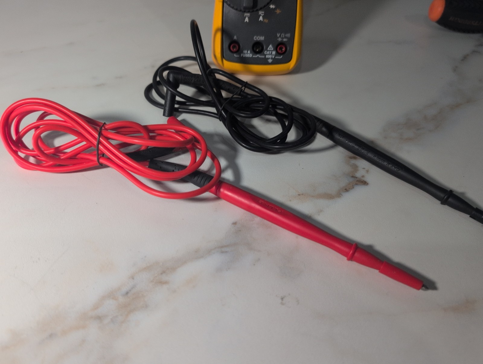 Fluke 115 True RMS Digital Multimeter with Leads