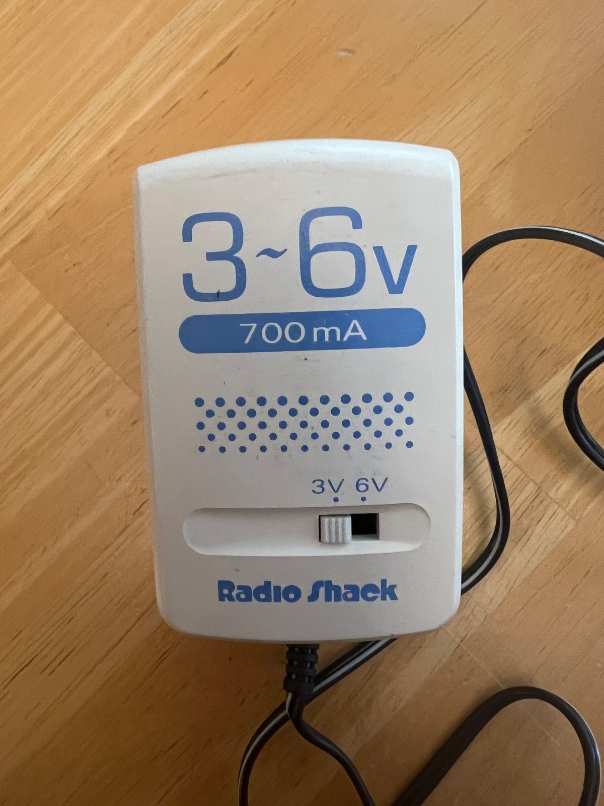 RADIO SHACK VOLTAGE REGULATOR 110 VOLT AC TO 3 OR 6 VOLT DC W/ VARIOUS ADAPTERS
