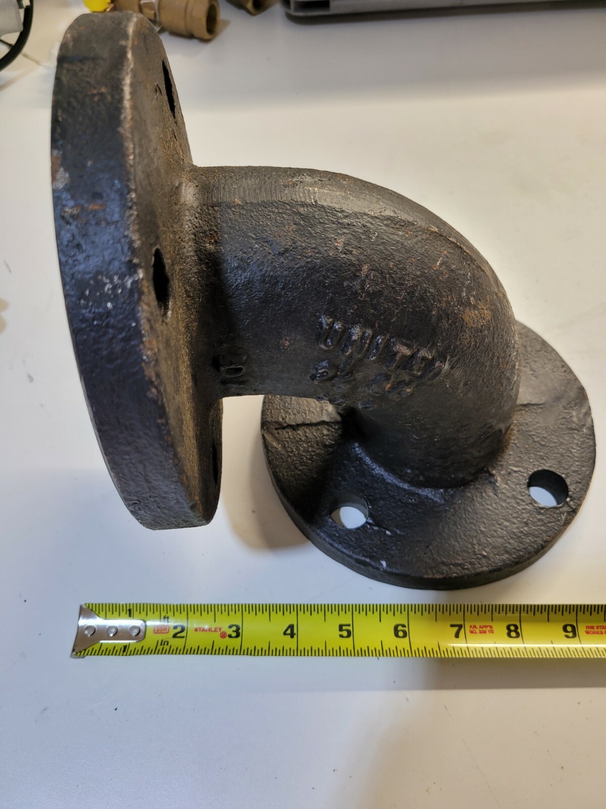 2-1/2” United 90 Degree Elbow Black Cast Malleable Iron Class 125 Flanged AWWA