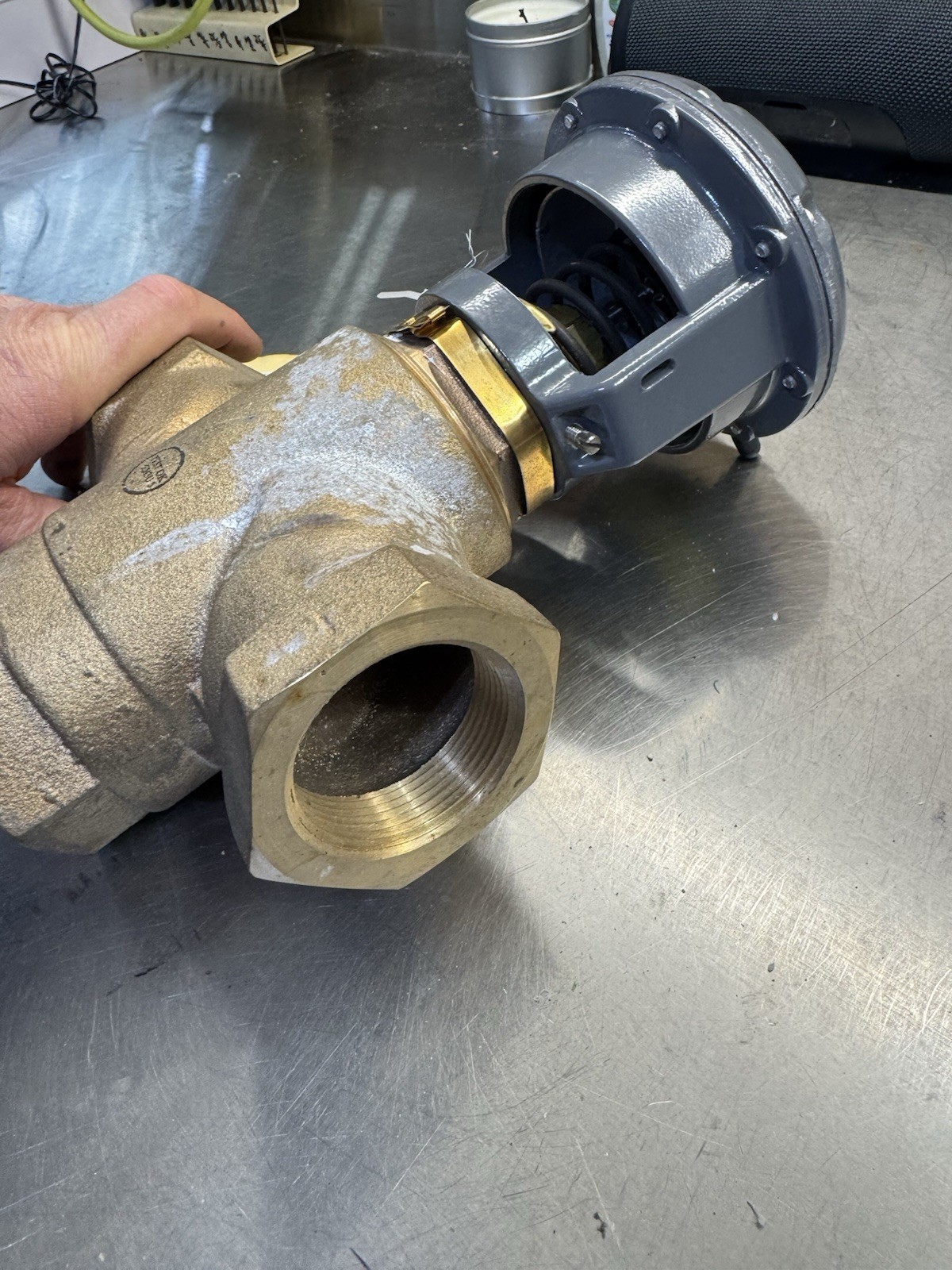 Johnson Controls V-3000-1 , 1 1/2” 3 Way Pneumatic Control Valve