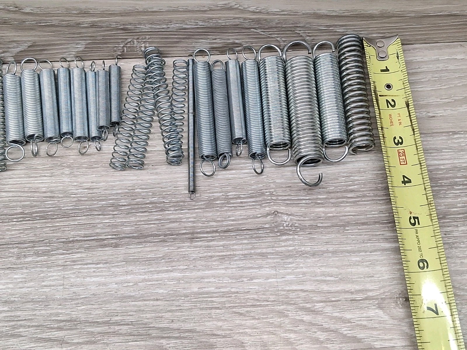 Assorted Springs 80 Pieces As Shown Various Sizes And Thickness ( Read Descripti