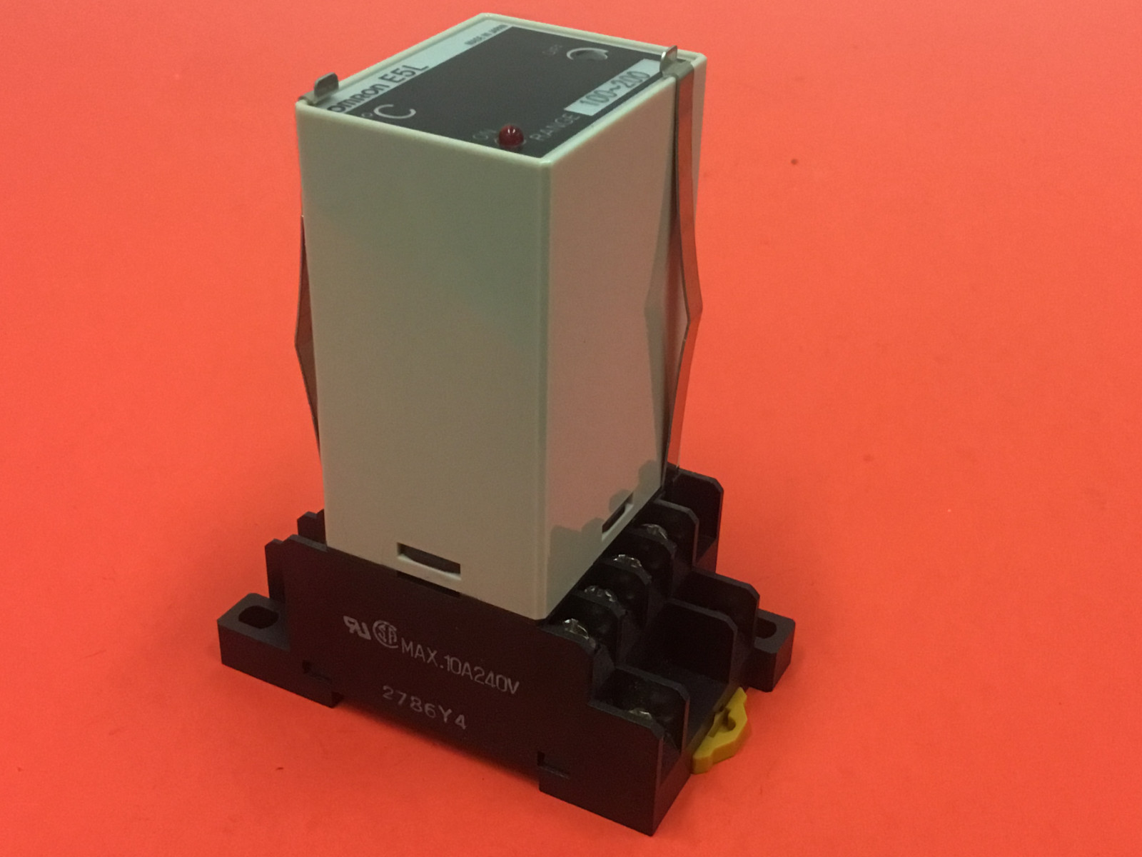 OMRON – P/N: E5L-B – Range 100~200 – Temperature Controller