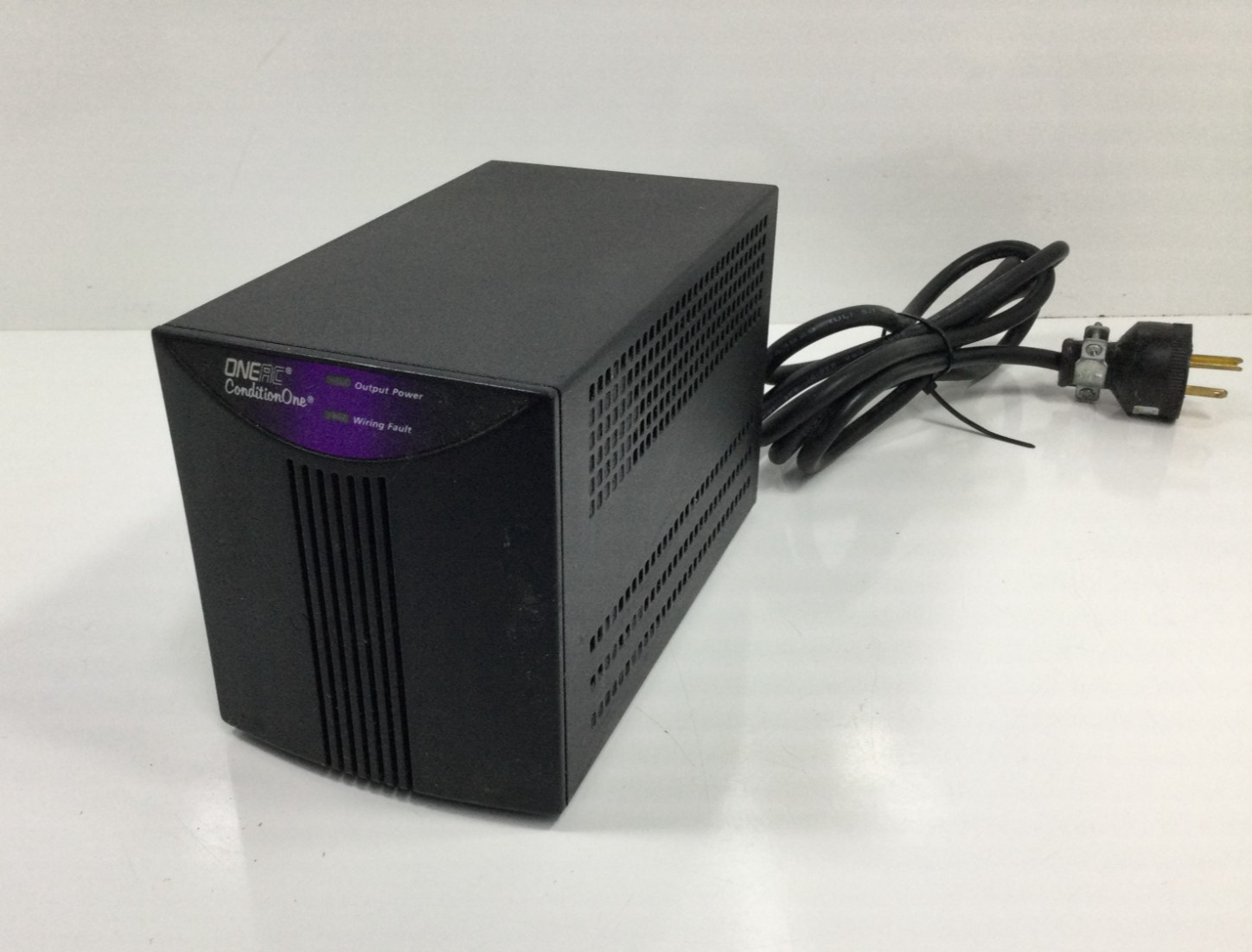 OneAC PC075A Power Conditioner, Input: 120VAC, .69A, Output: 120VAC, 6.25, 69Hz