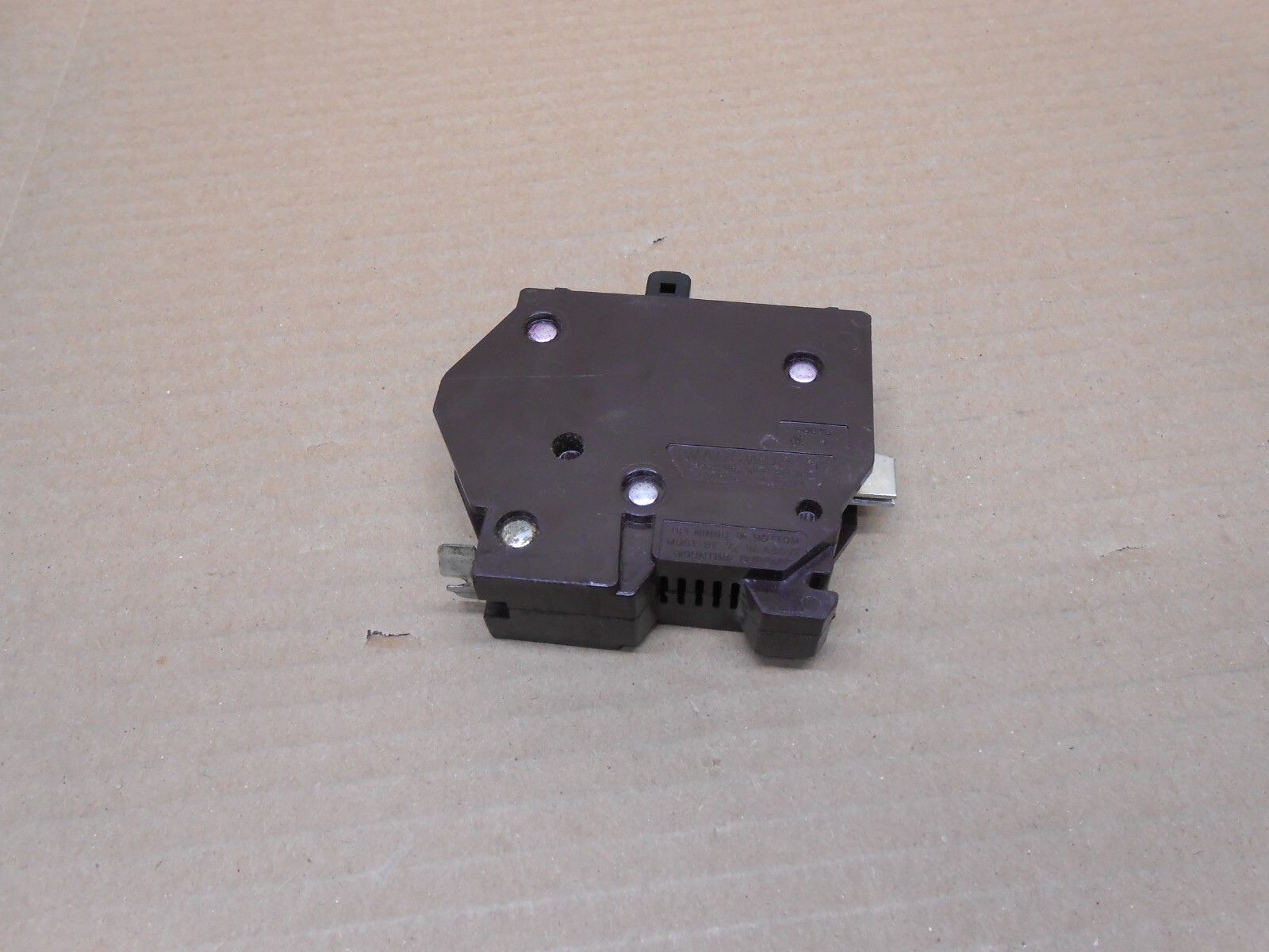 WADSWORTH B1515 TWIN TANDEM CIRCUIT BREAKER 15/15 AMP METAL FOOT CLIPS (2 AVAIL)