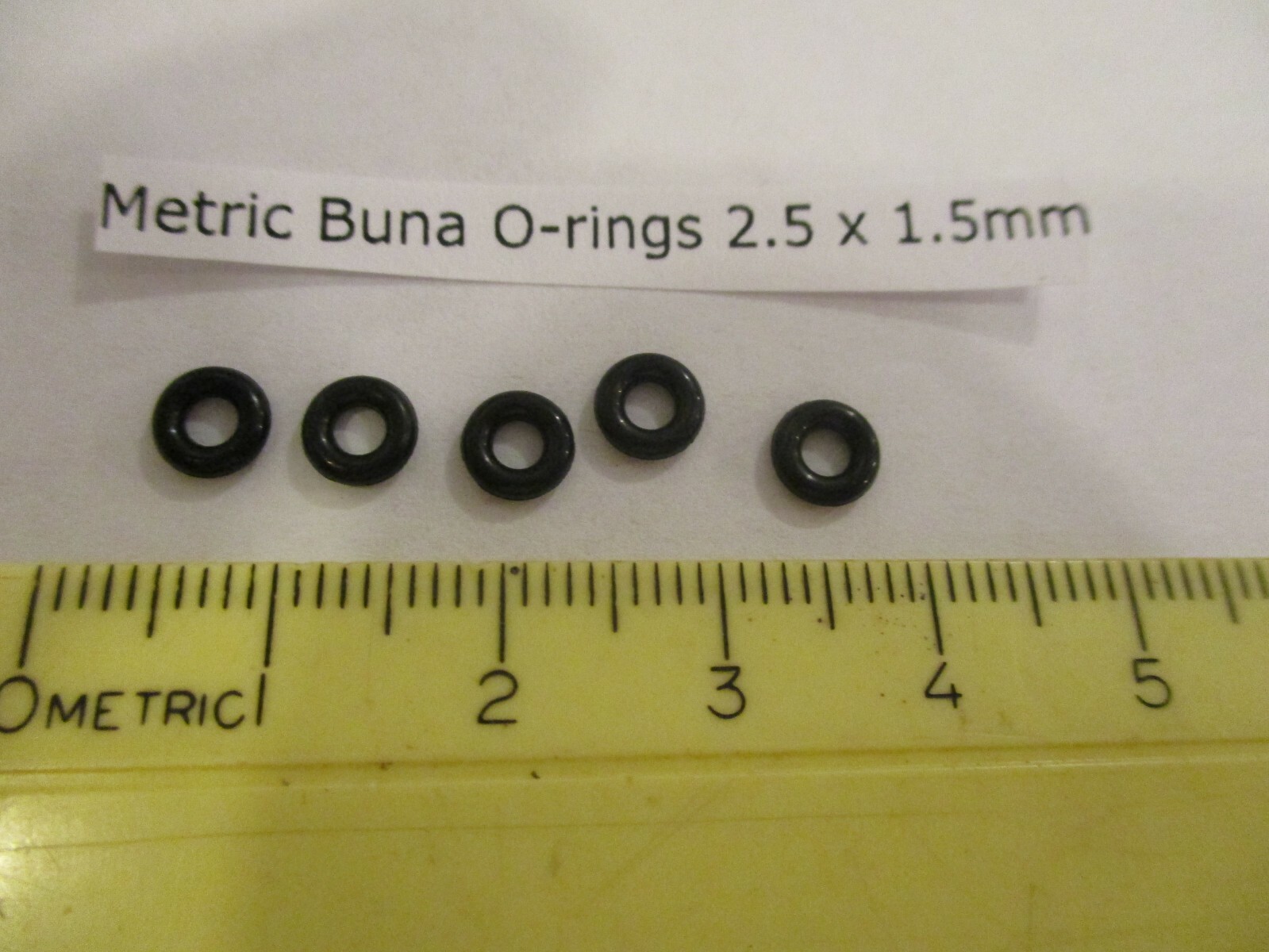 2.5mm ID x 5.5mm OD x 1.5mm thick O-ring. JIS S3 Buna-70. Quan 5..