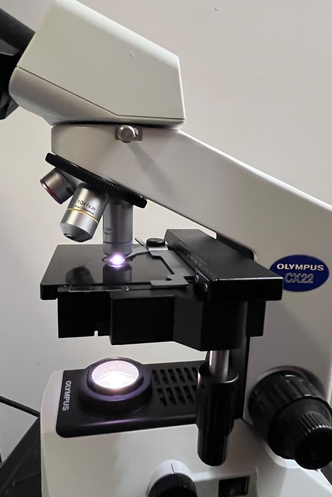 Olympus CX22RFS1 Laboratory Microscope With 4x, 10x, 40x, 100x Objectives