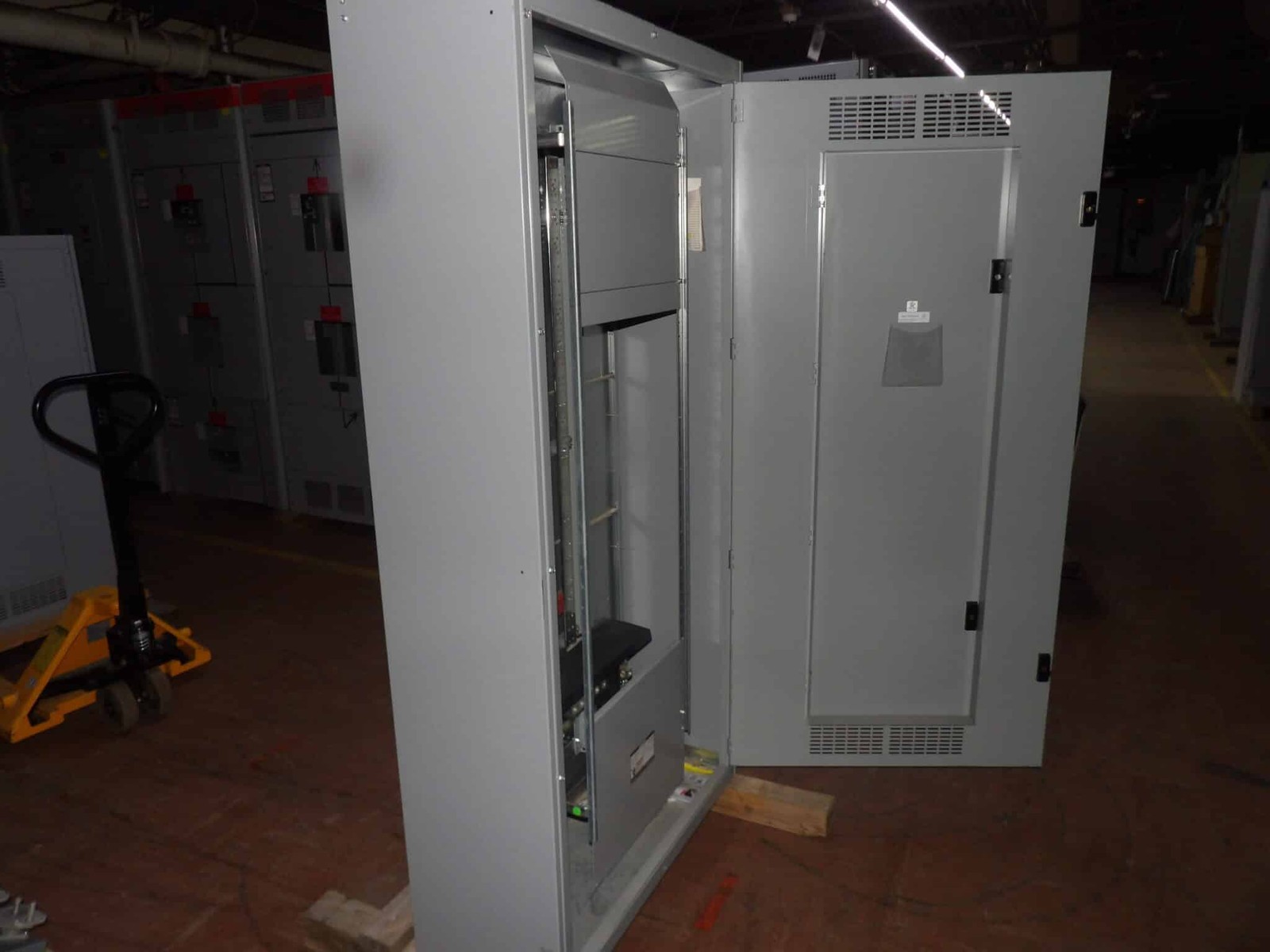 NOS Siemens P5E75ML800ABS Type p5 800A 480Y/277V 3 Phase 4 Wire Panelboard +…