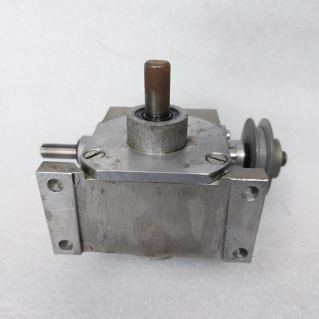GEAR BOX (SPEED REDUCER) GEAR RATIO 17/1 .. IN SHAFT SIZE 10. MM OUTPUT 12.MM