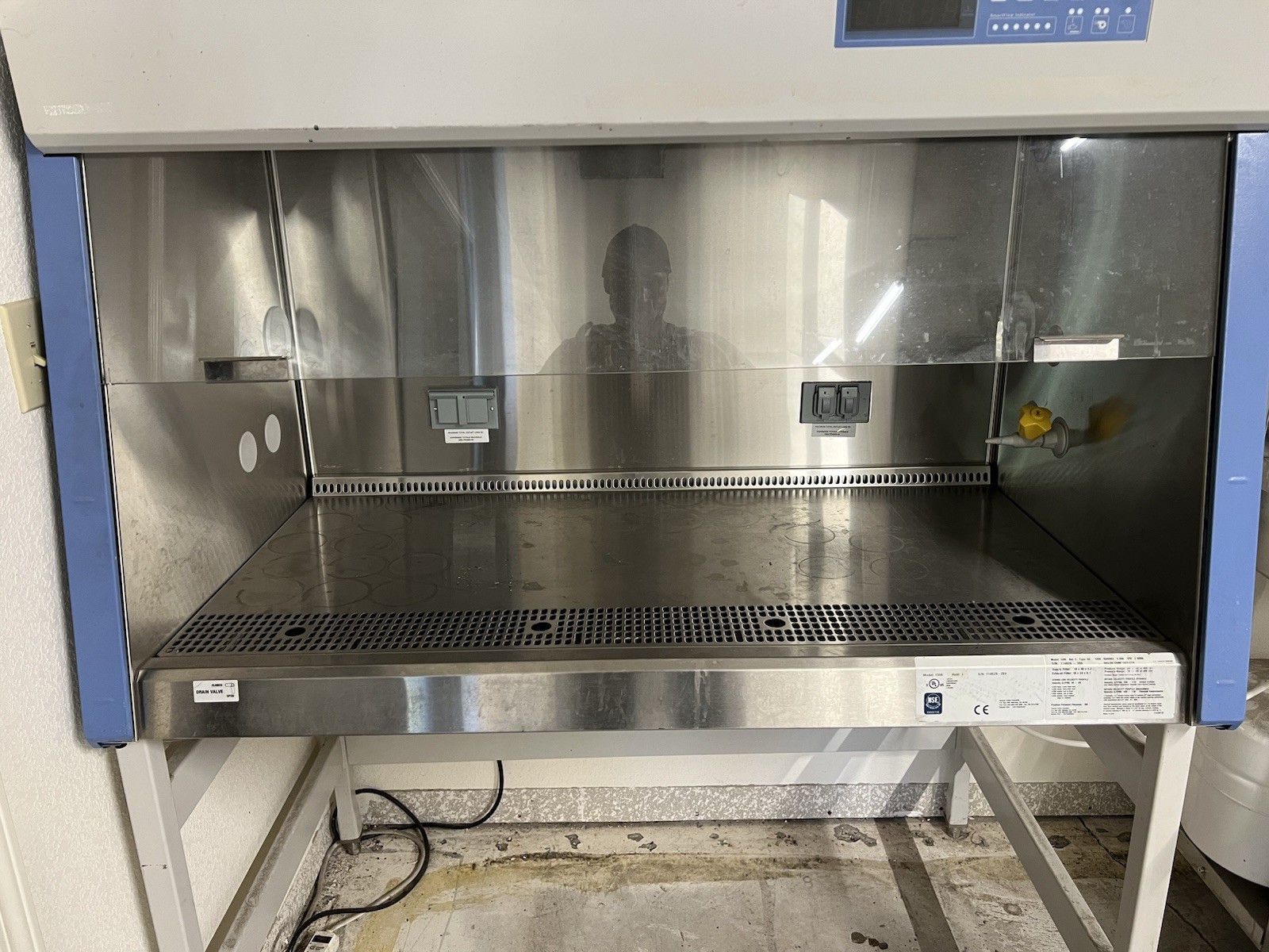 Thermo Scientific 1305 1300 Series A2 Biological Safety Cabinet 48 in Hood