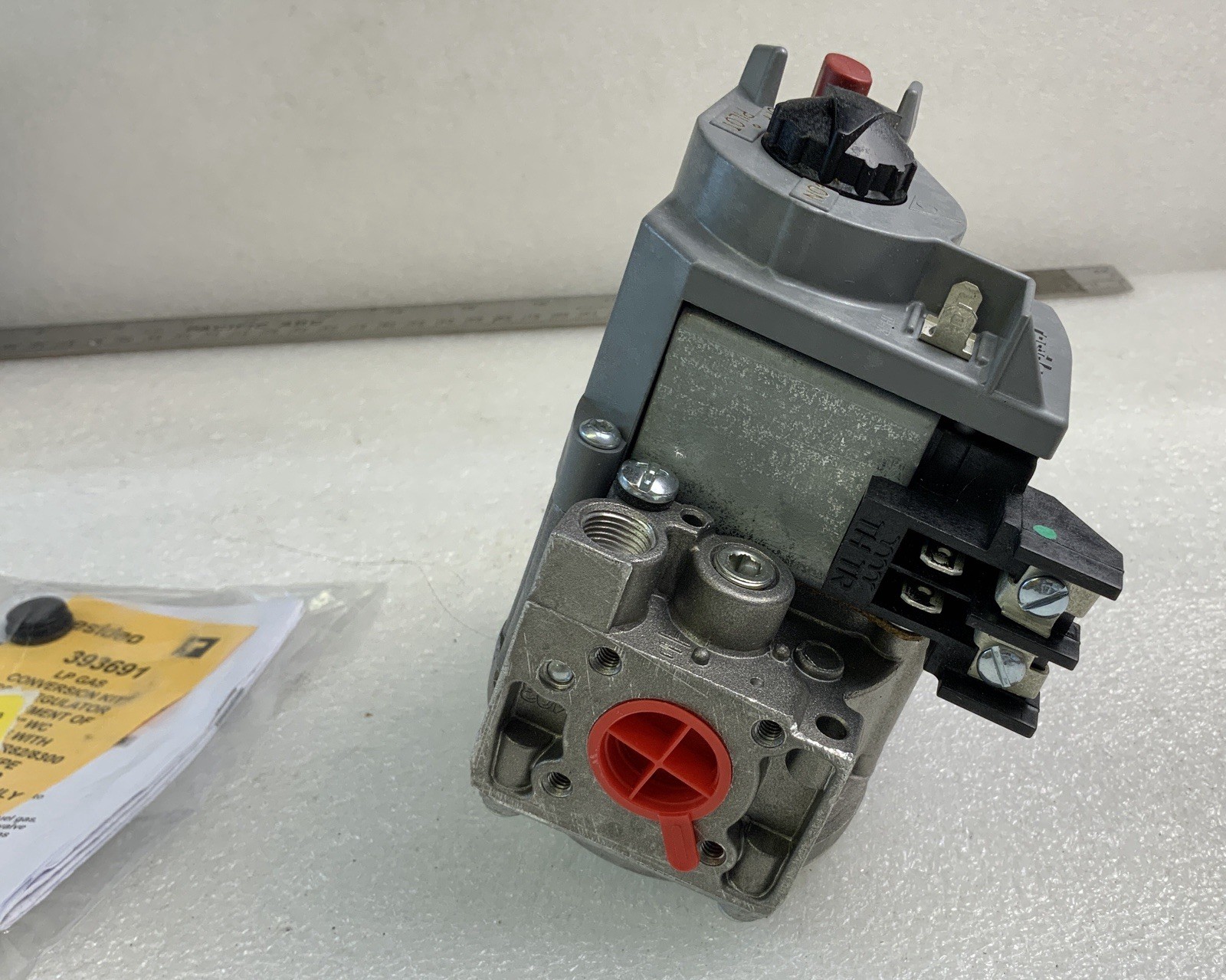 RESIDEO DUAL VALVE STANDING PILOT COMBO GAS CONTROL VR8200A 2132 NOS