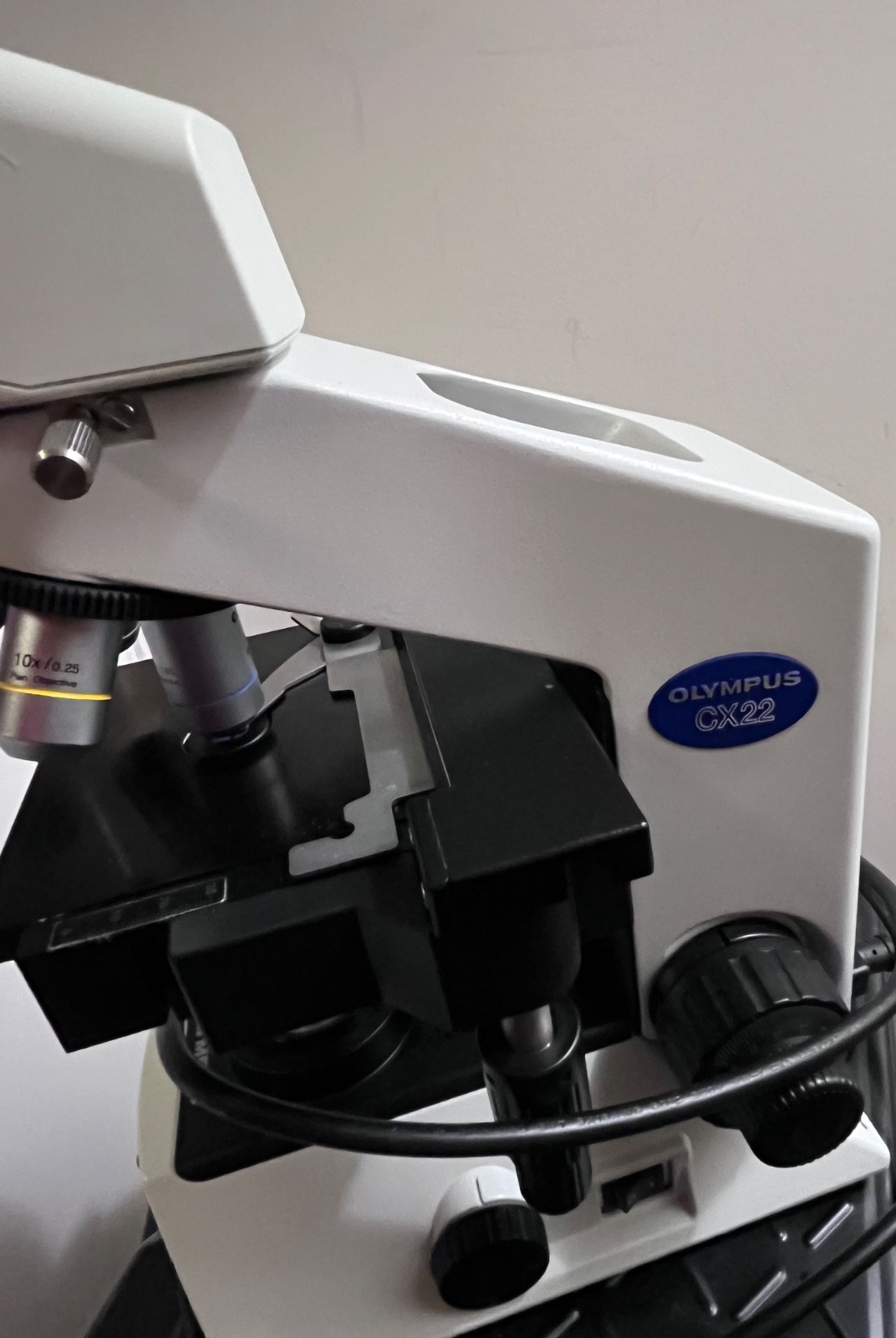 Olympus CX22RFS1 Laboratory Microscope With 4x, 10x, 40x, 100x Objectives