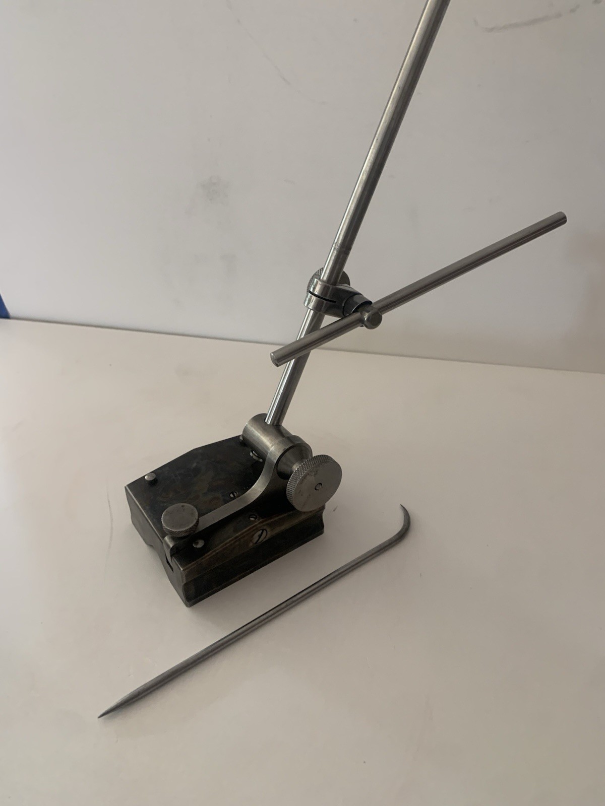 Starrett No. 257 Surface Gage w/ 12”Spindle Scriber, Extension Rod Starrett Snug