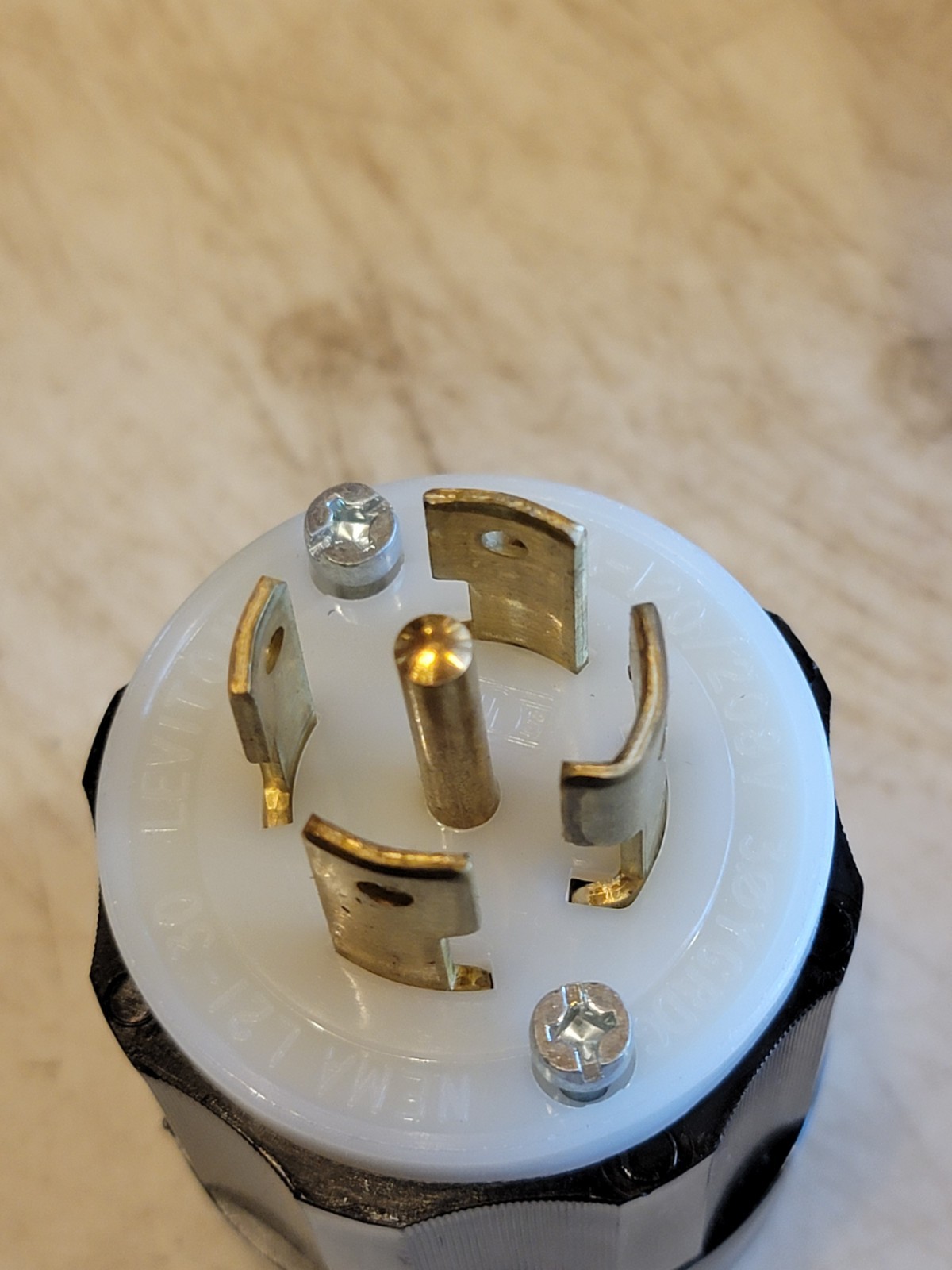 LEVITON 2811 30-AMP 120/208V 4-POLE, 5-WIRE, LOCKING PLUG GROUNDING