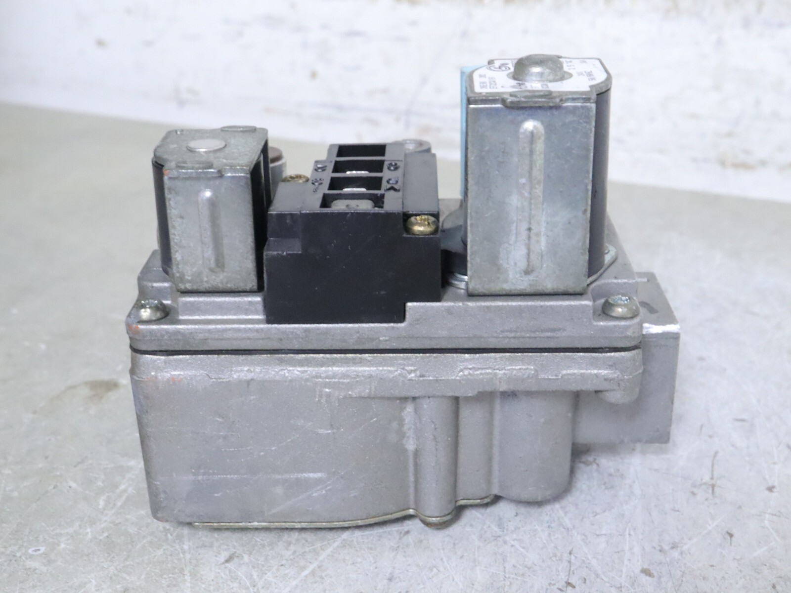 White Rodgers 36E98 202 HVAC Furnace Gas Valve Carrier EF32CW191