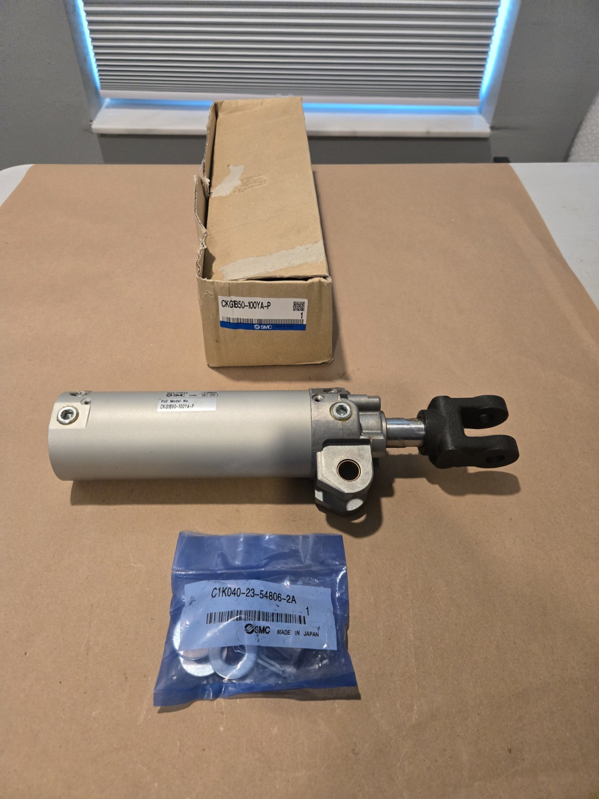 NOS SMC Japan Clamp With Switch Mtg Rod Clamp Cylinder CKG1B50-100YA-P