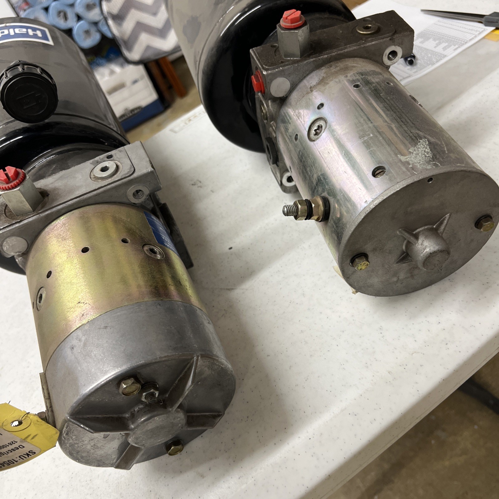 HALDEX BARNES HYDRAULICS 2201094 pump with assembly and reservoir.