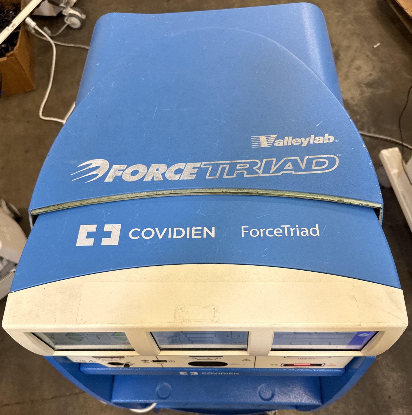 Covidien ForceTriad Energy Platform v4.00 ESU w/ Cart, Tripp-Lite Medical Outlet