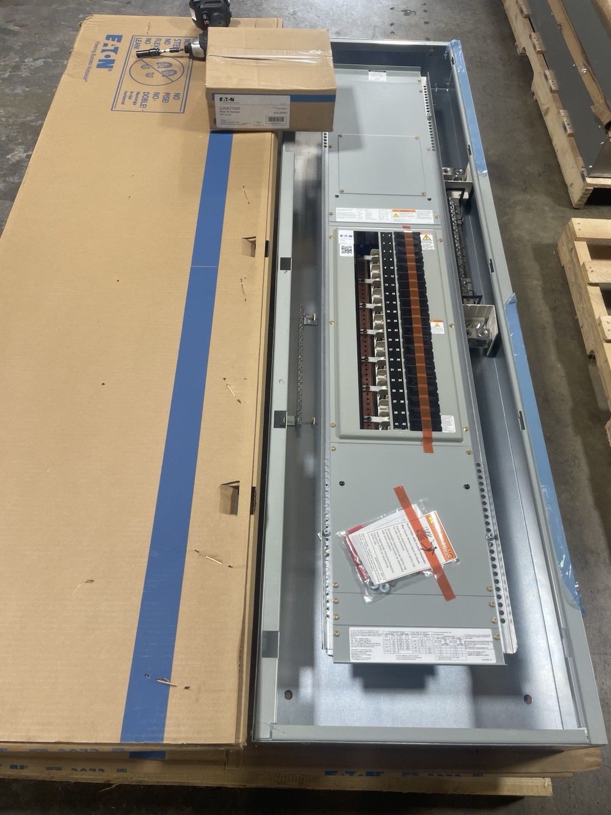 1-600 AMP 240V MAIN LUG PANELBOARD 42 SPACE 3 PHASE 4 WIRE COMPLETE PANEL