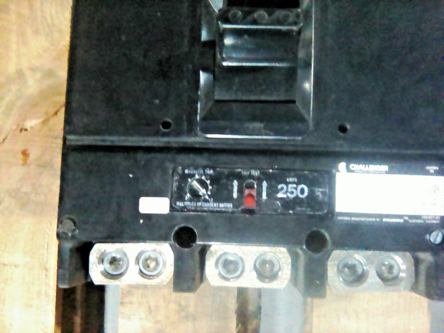 Challenger SJD-3C-250 250 Amp 3 Pole Molded Case Circuit Breaker 240VAC Used