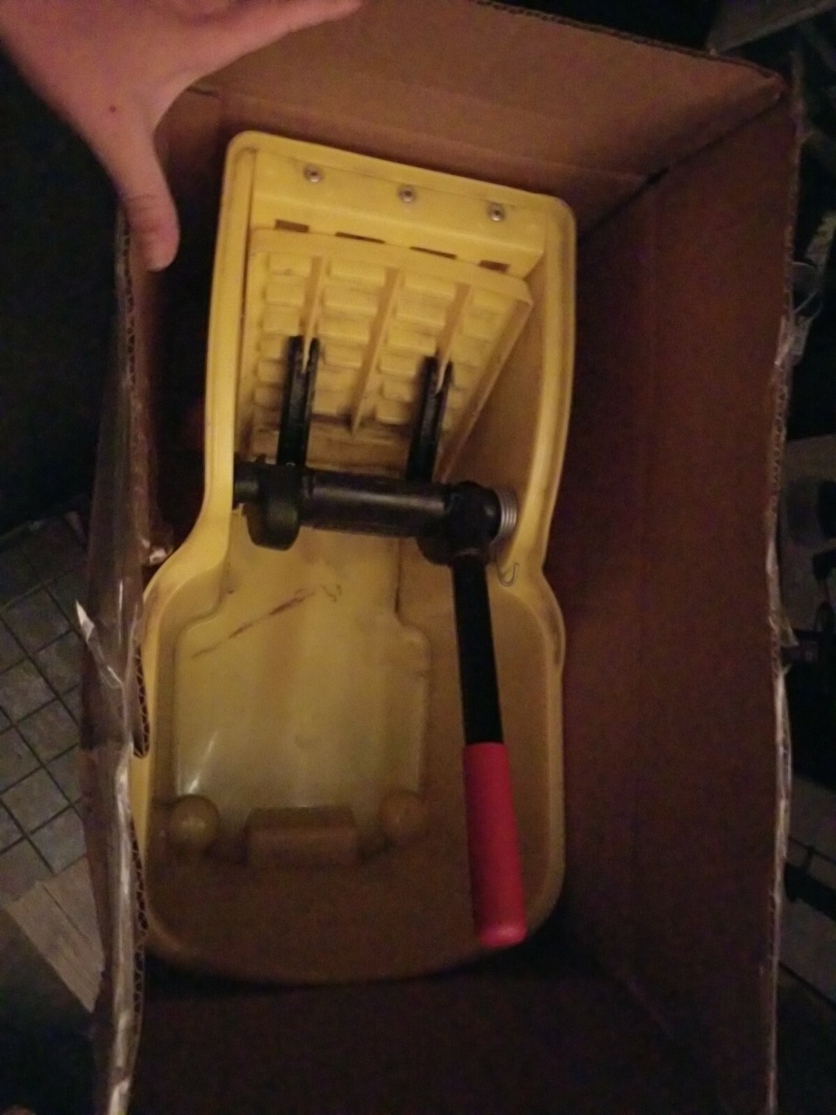 Rubbermaid Commercial Products Wavebrake 35Qt Side Press Bucket and Wringer used
