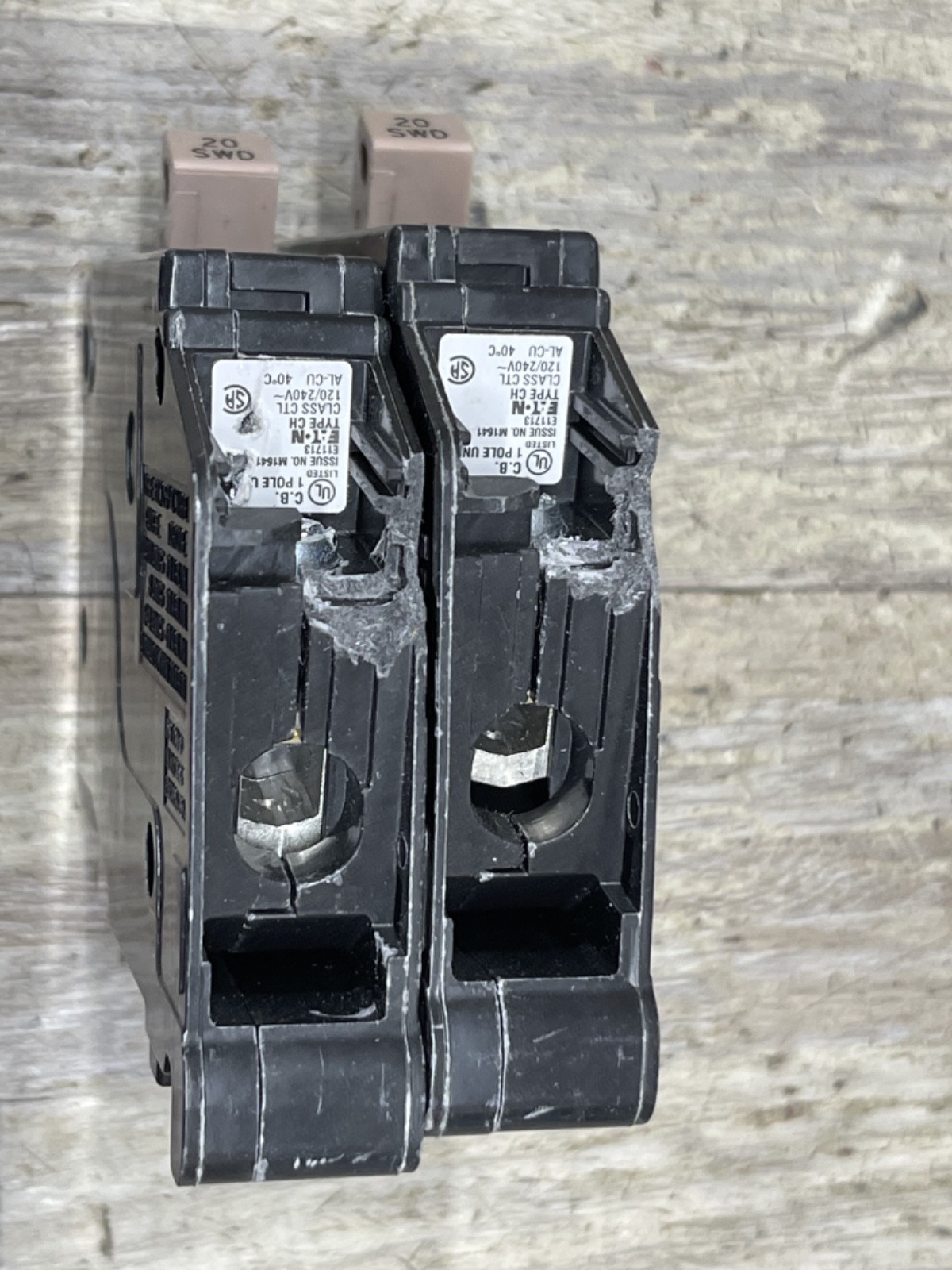 LOT OF 2 Eaton CHF120 20 Amp 1 Pole 120V /240V TYPE CH 1POLE M-1641 NEW