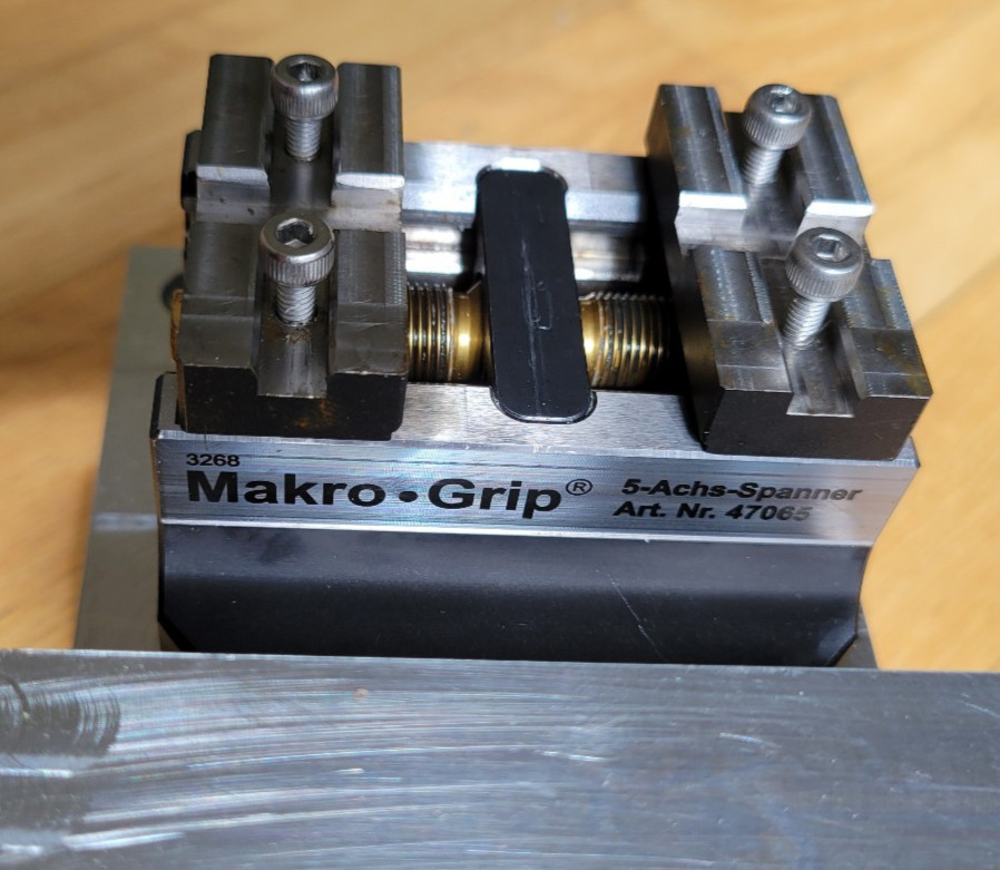Lang Makro Grip 46 CNC Self-Centering 5-Axis Vise 47065, Pullstuds – 90° Plate
