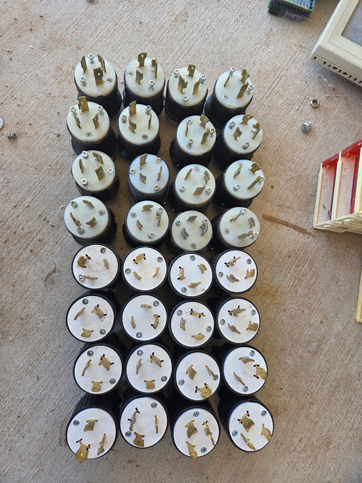 32, Lot Hubbell Hbl 2621 30a 250 Vac 16 HUBBELL & 16 COOPER PLUGS $250 FREE SHIP