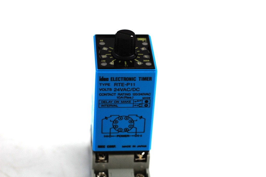 LOT OF 2 IDEC RTE-P11 Electronic Timer & SR2P-05 Base